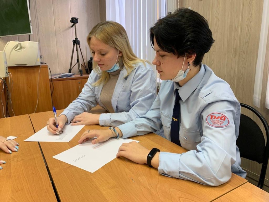 30.11.2021 в Узловском железнодорожном техникуме-филиала ПГУПС В рамках предметной недели была проведена викторина по дисциплине Технические средства под руководством преподавателя Макридиной С.С